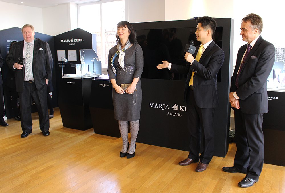 좌측부터 티파니꾸르끼 회장, 사뚜꾸르끼 수석디자이너, 임상균 한국지사장, 주한핀란드 대사 ⓒ 패션서울 