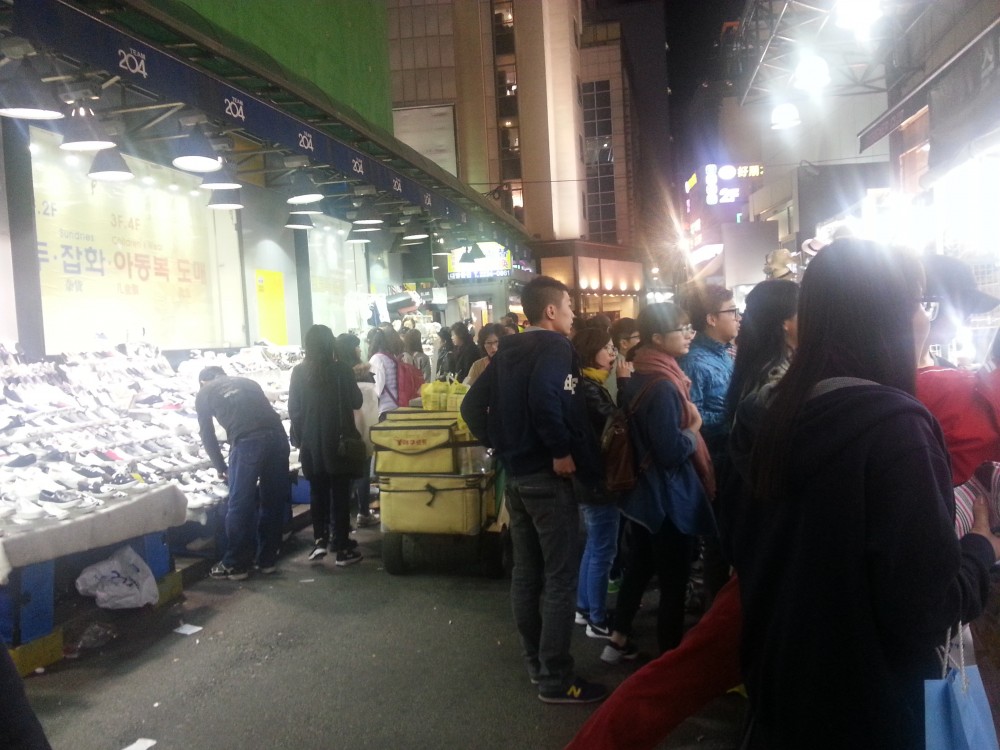 밤 12시가 넘어도 사람이 꽉 차 있는 동대문도매시장 길거리