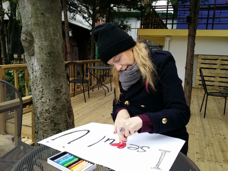 Elsa Kopf가 서울을 사랑하는 자기의 마음을 빨간 하트에 담아 직접 슬로건을 만들고있다. •ⓒ EuroKor