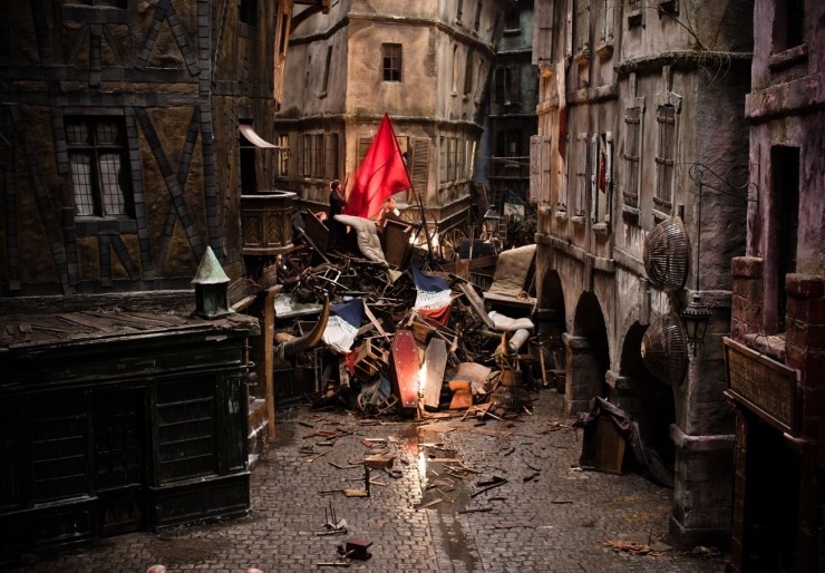 색, 정치를 탐하다 1 item5.rendition.slideshowHorizontal.les-miserables-set-sketches-ss06