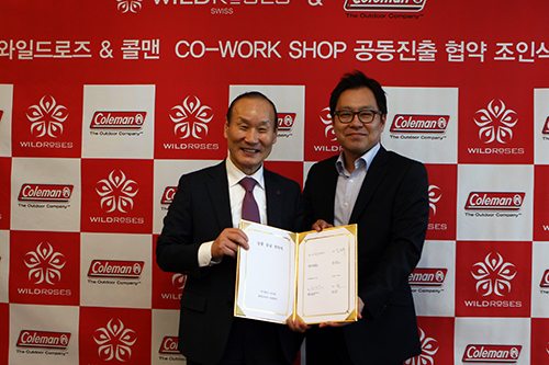 패션그룹형지 최병오 대표(왼쪽)와 콜맨코리아 김영무 대표가 지난 6일 복합매장 설립을 위해 업무협약을 체결했다.