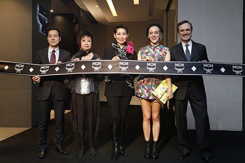 (왼쪽 세번째부터) 성주그룹 김성주 회장, 배우 클로에 세비니, MCM 인터내셔널 CEO 파올로 폰타넬리