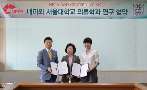 네파 박창근 대표(L)와 서울대 생활과학대학 여정성 학장(C), 서울대 의류학과 하지수 교수(R)