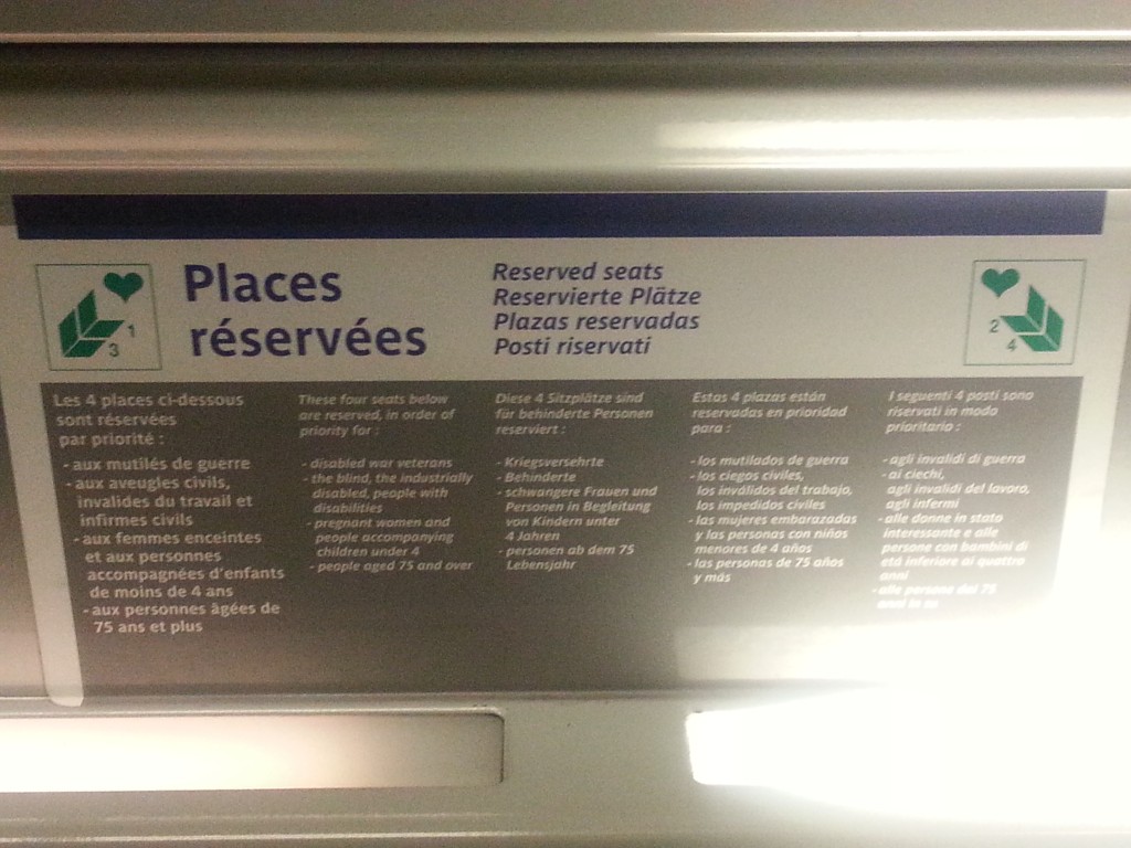 프랑스 지하철에 노약자 좌석 안내문이 버젓이 붙어있지만 그 누구도 신경을 쓰지 않는다. 사진=임성민 