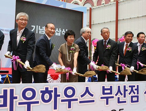 (왼쪽부터) 이경훈 사하구청장, 최병오 패션그룹형지 회장, 박종길 패션그룹형지 고문, 최종열 부산대경영대학원 전 원장, 공석붕 한국패션협회 전 회장, 전현철 중견기업연합회 부회장, 김춘학 CJ건설 대표