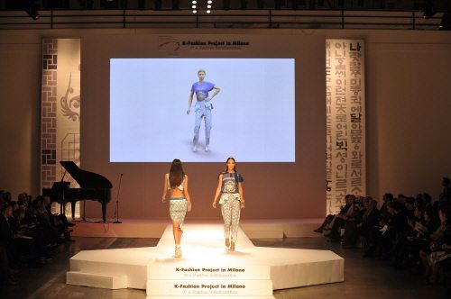 이승익 디자이너가 아바타를 활용한 3D 가상 패션쇼를 선보이고 있다.