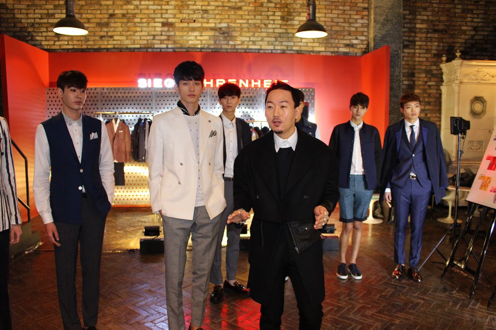 정두영 CD가 지이크 파렌하이트 2015 S/S 컬렉션에 대해 소개하고 있는 모습.