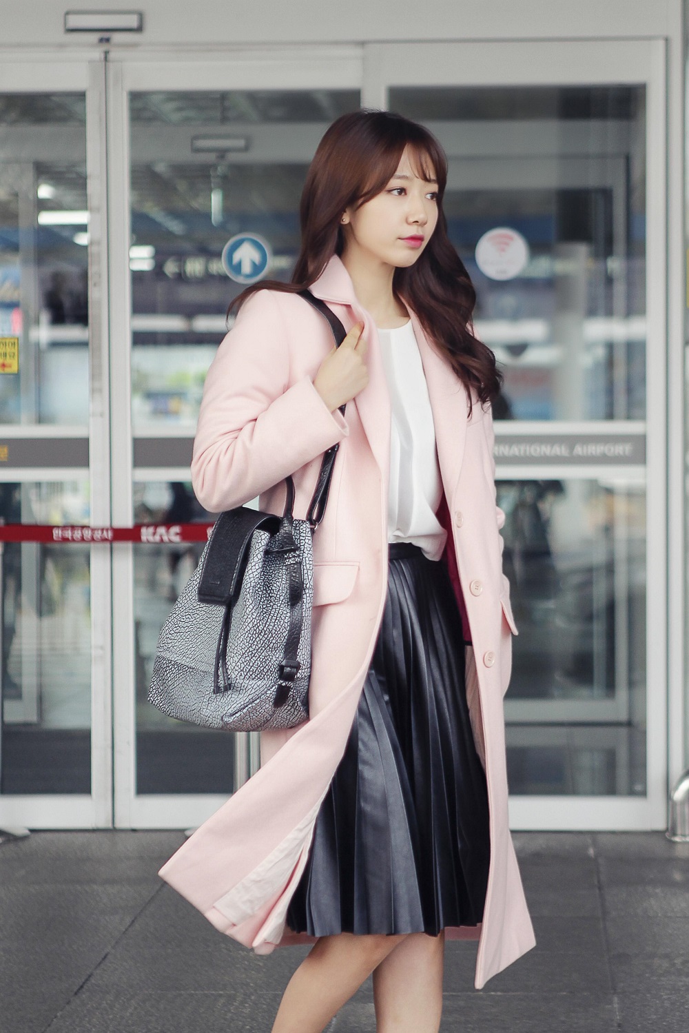 [FS공항패션] 박신혜, 여성미 물씬 스프링룩 화제 ‘봄바람 살랑~’ | 1
