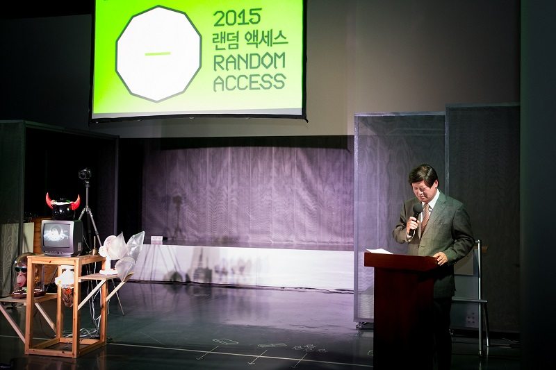 전용준 루이까또즈 회장이 29일 백남준아트센터에서 ‘2015 랜덤 액세스’ 개막식 축사를 하고 있다.