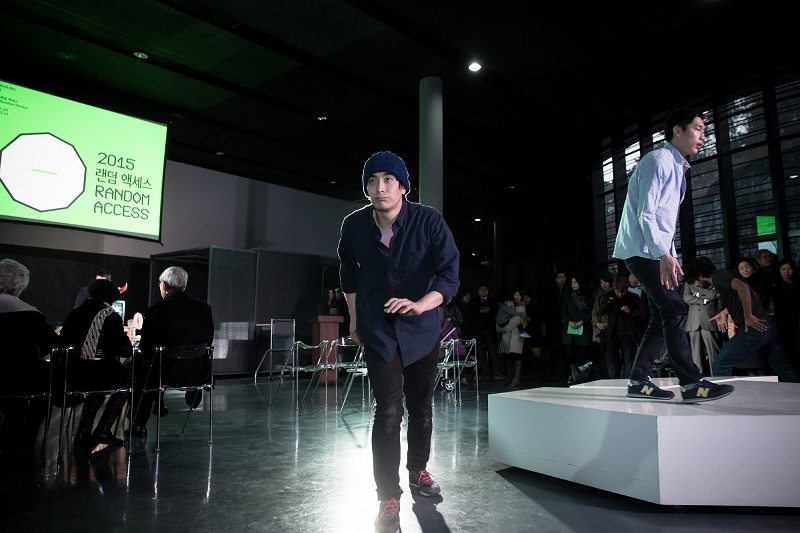 백남준아트센터 ‘2015 랜덤 액서스’ 개막식에서 박승원 작가의  퍼포먼스