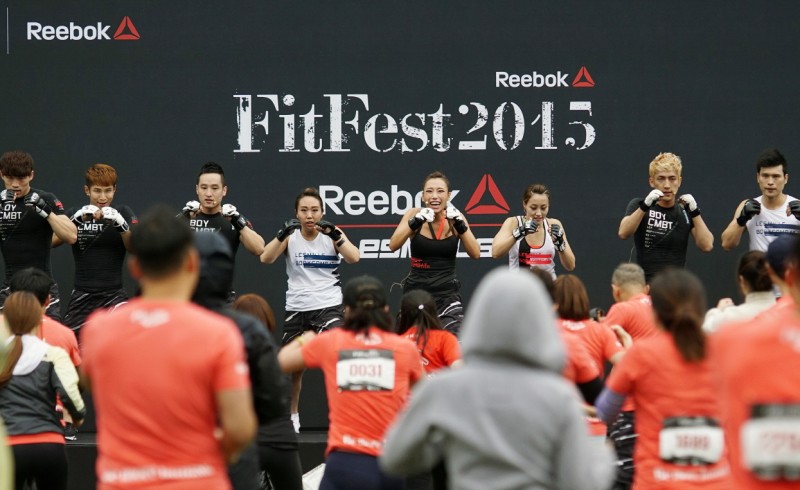핏페스트(FitFest)2015_레스밀 스테이션에 참가중인 참가자들