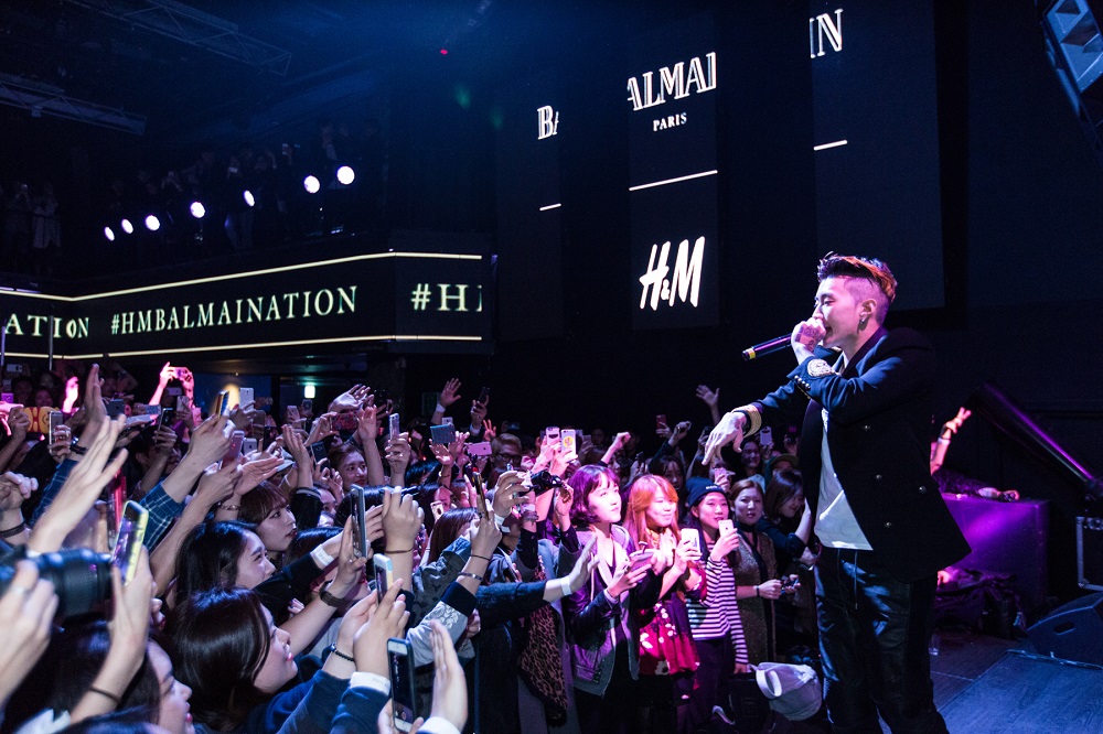 H&M X 발망 컬렉션 프리뷰 파티…’미래의 지하철역’ | 7