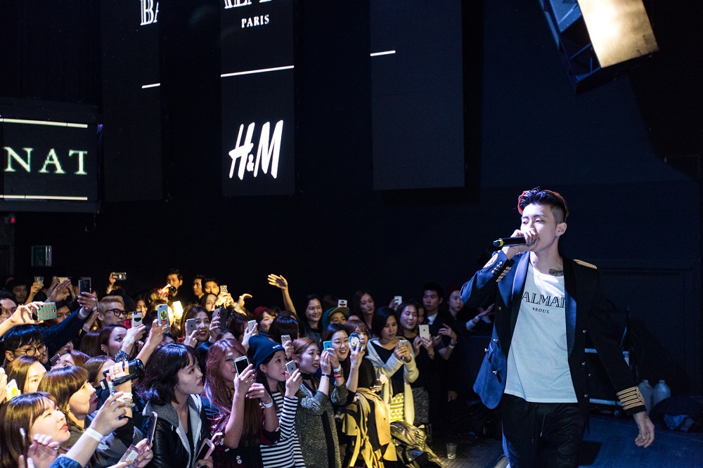 H&M X 발망 컬렉션 프리뷰 파티…’미래의 지하철역’ | 8