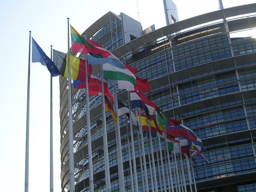 로마의 원형경기장을 모델로 한 유럽의회의 모습, 28개 EU 회원국들의 깃발이 게양되어있다. Ⓒ EuroKor