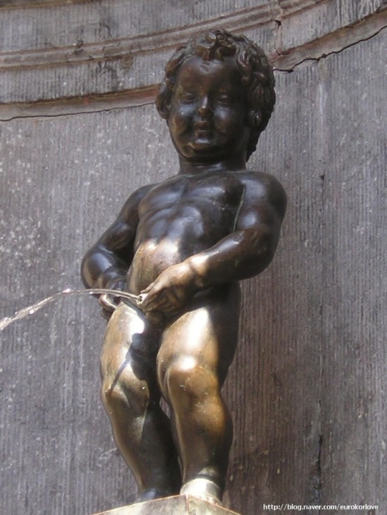 벨기에의 상징 오줌싸는 소년상(Manneken Pis). 이 동상에 대한 여러가지 설이 있지만 그중에 14세기에 브뤼셀의 성벽을 폭파시키려던 외적의 작전을 알게 된 한 소년이 폭약에 붙인 불을 오줌으로 끄고 나라를 구했다는 이야기를 믿고 싶다. 나도 한때 오줌싸개였는데 ㅋㅋ