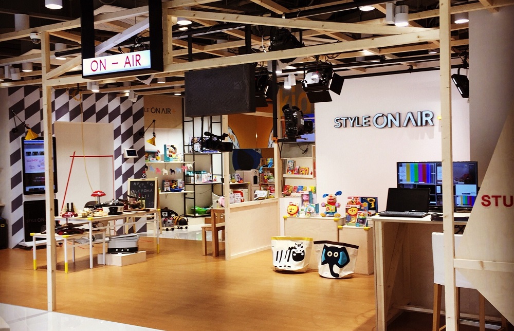 CJ오쇼핑, 홈쇼핑업계 최초로 백화점에 매장 연다 | 1