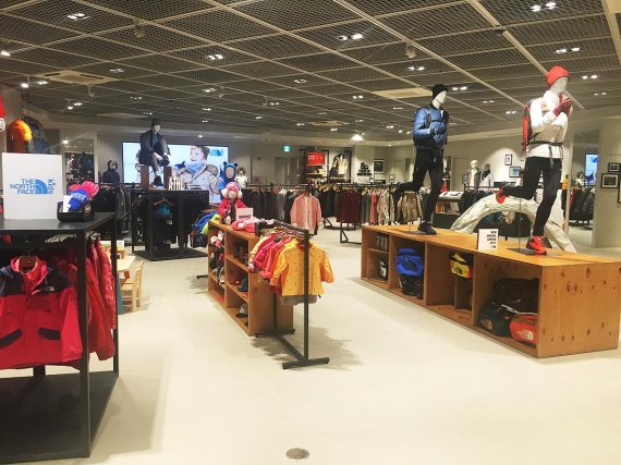 노스페이스, 명동 직영점 오픈 1 노스페이스