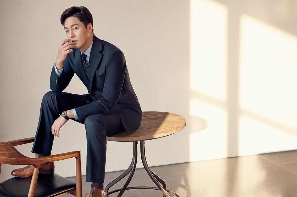 이정진, 젠틀한 매력 ‘수트 핏의 정석’ 1 이정진