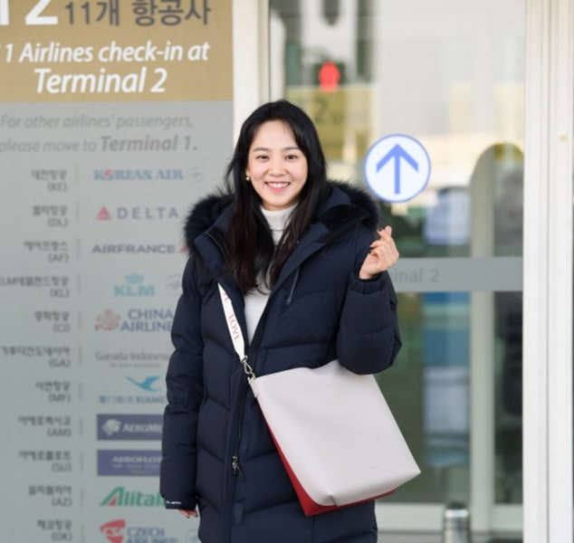 러블리 윤승아, 청순한 겨울 공항패션 | 1