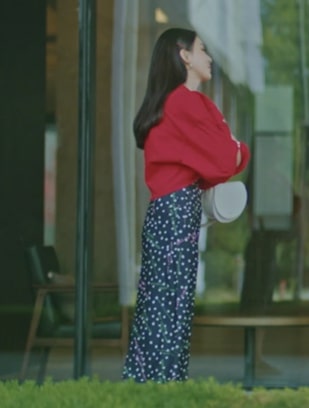 ‘검블유’ 이다희, 여름 패션의 정석 ‘화이트 백’ 스타일링 | 1