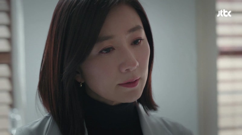 김희애, ‘부부의 세계’ 속 우아한 패션 완성한 빛나는 주얼리 | 4